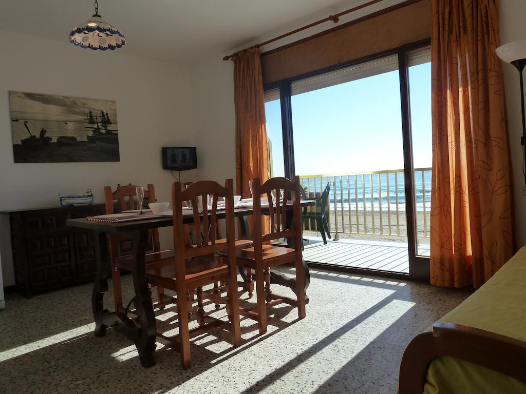 Villa Service - Apartamentos Aransol El Vendrell Ruang foto